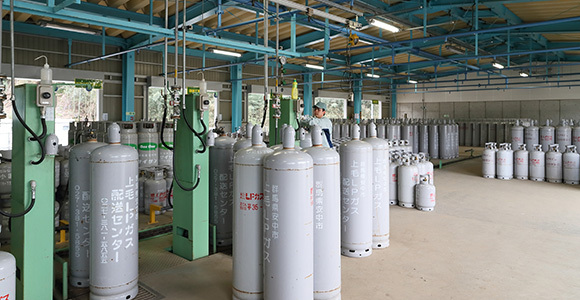 写真:ガスボンベがたくさん格納されている場所