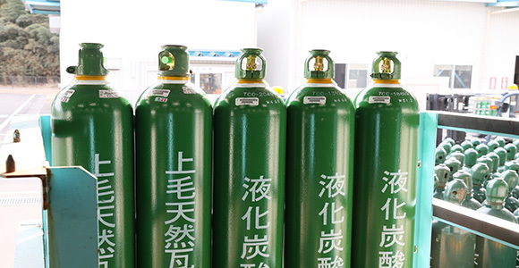 写真:炭酸ガスのボンベ