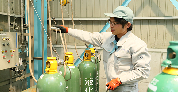 写真:炭酸ガスの充填作業を行う男性