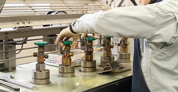 写真:炭酸ガスを充填する機会と扱う手