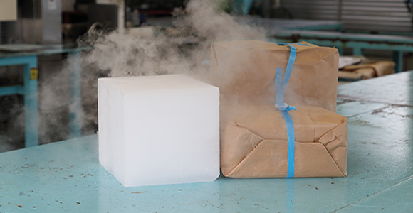 写真:四角柱のドライアイスの塊