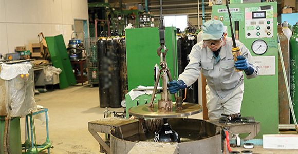 写真:工業ガスの充填