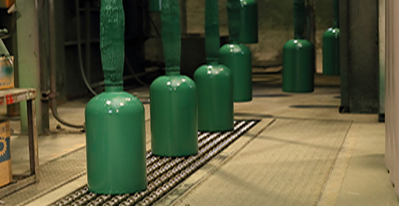 写真:ガスの充填作業