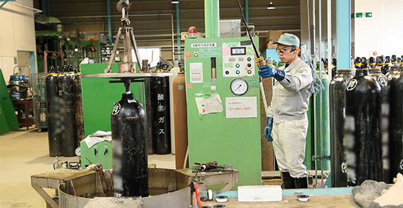 写真:工業ガスの充填