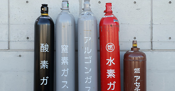 写真:5種類のガスボンベ