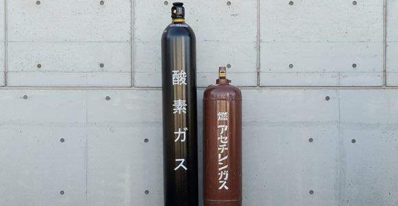 写真:2種類のガスボンベ