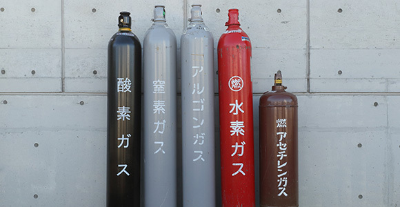 写真:5種類のガスボンベ