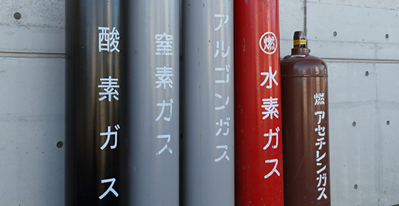 写真:5種類のガスボンベ
