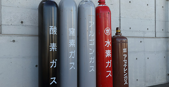 写真:5種類のガスボンベ