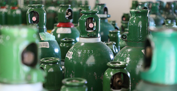 写真:炭酸ガスのボンベ