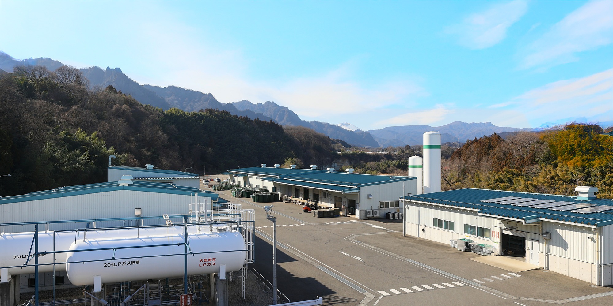 写真：山間にある会社の敷地