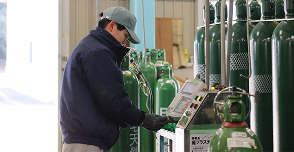 写真:炭酸ガスの充填作業を行う男性