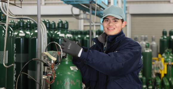 写真:炭酸ガスの充填作業を行う男性