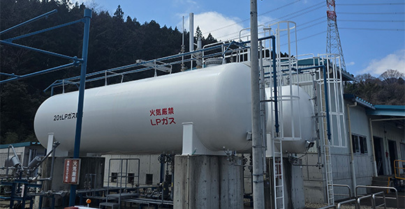 写真:ガスボンベがたくさん格納されている場所